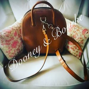 ⭐️Like new⭐️! zip up back pack pod purse.